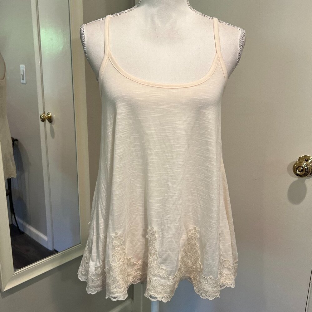 NWT Rewind Cream Lace Bottom flare out tank, Size Medium